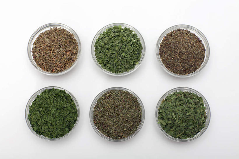 无人,横图,俯视,室内,特写,白天,白色背景,植物,玻璃,一排,许多,阴影,整齐,芳香,反射,影子,葱,草药,药草,中药,玻璃制品,排列,绿色,自然,容器,碗,香草,摄影,影棚,生长,成长,储藏,吉祥,百里香,罗勒,牛至,麝香草,细香葱,香葱,储存,队列,紫苏,药材,中草药,滇香蕾,龙蒿,九层塔,圣约瑟夫草,甜罗勒,土香薷,兰香,中药材,本草,如意,勇气,勇敢,地椒,自尊,不屈,荆芥,香薷,奥勒冈草,白花土荆芥,白花茵陈,川香薷,俄力冈叶,减脂叶,满山香,蘑菇草,披萨草,银薄荷,止痢草,椒蒿,青蒿,蛇蒿,平安,彩图,高角度拍摄,影棚拍摄,拍摄,贮存