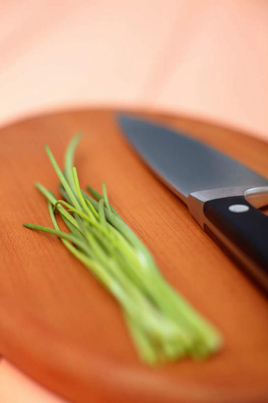无人,竖图,俯视,室内,特写,白天,植物,餐桌,桌子,金属制品,一把,阴影,朦胧,模糊,反射,金属,木制,工具,影子,葱,草药,药草,案板,刀具,中药,砧板,绿色,自然,木制品,刀,摄影,影棚,生长,成长,餐台,细香葱,香葱,菜刀,药材,中草药,中药材,本草,切菜刀,彩图,高角度拍摄,影棚拍摄,拍摄