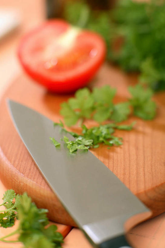 无人,竖图,俯视,室内,特写,白天,餐桌,桌子,芹菜,蔬菜,西红柿,金属制品,一把,切开,阴影,朦胧,模糊,新鲜,反射,金属,木制,工具,影子,食品,案板,刀具,砧板,食物,木制品,刀,切,摄影,有机食品,绿色食品,荷兰芹,欧芹,香芹,影棚,餐台,菜刀,剖面,切面,法香,巴西利,洋香菜,洋芫荽,法国香菜,旱芹菜,番荽,切菜刀,番茄,彩图,高角度拍摄,影棚拍摄,拍摄