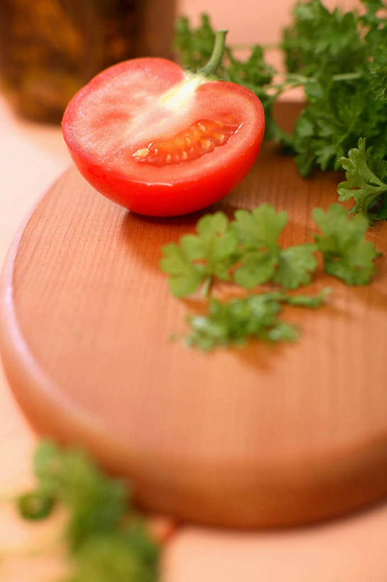 无人,竖图,俯视,室内,特写,白天,餐桌,桌子,芹菜,蔬菜,西红柿,切开,阴影,朦胧,模糊,新鲜,反射,木制,影子,食品,案板,砧板,食物,木制品,切,摄影,有机食品,绿色食品,荷兰芹,欧芹,香芹,影棚,餐台,剖面,切面,法香,巴西利,洋香菜,洋芫荽,法国香菜,旱芹菜,番荽,番茄,彩图,高角度拍摄,影棚拍摄,拍摄