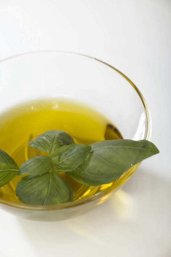 无人,竖图,俯视,室内,特写,白天,白色背景,植物,叶子,玻璃,阴影,朦胧,模糊,反射,影子,香料,油,橄榄油,绿叶,草药,中药,玻璃制品,一个,容器,碗,香草,嫩叶,摄影,影棚,单个,储藏,罗勒,储存,紫苏,药材,中草药,九层塔,圣约瑟夫草,甜罗勒,兰香,中药材,本草,叶,叶片,彩图,高角度拍摄,影棚拍摄,拍摄,贮存