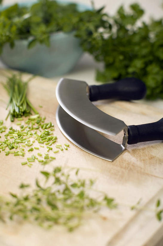 无人,竖图,俯视,室内,特写,白天,植物,桌子,芹菜,蔬菜,一把,切开,阴影,朦胧,模糊,反射,工具,影子,葱,香料,草药,药草,刀具,中药,绿色,自然,刀,香草,切,摄影,荷兰芹,欧芹,香芹,影棚,生长,成长,罗勒,细香葱,香葱,紫苏,药材,中草药,剖面,切面,九层塔,圣约瑟夫草,甜罗勒,兰香,中药材,本草,法香,巴西利,洋香菜,洋芫荽,法国香菜,旱芹菜,番荽,彩图,高角度拍摄,影棚拍摄,拍摄