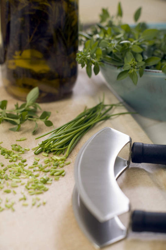 无人,竖图,俯视,室内,特写,白天,植物,桌子,芹菜,蔬菜,一把,切开,阴影,朦胧,模糊,反射,工具,影子,葱,食用油,香料,油,橄榄油,草药,药草,刀具,中药,玻璃制品,绿色,自然,玻璃瓶,瓶子,刀,香草,切,摄影,荷兰芹,欧芹,香芹,影棚,生长,成长,罗勒,细香葱,香葱,紫苏,药材,中草药,剖面,切面,九层塔,圣约瑟夫草,甜罗勒,兰香,中药材,本草,法香,巴西利,洋香菜,洋芫荽,法国香菜,旱芹菜,番荽,彩图,高角度拍摄,影棚拍摄,拍摄