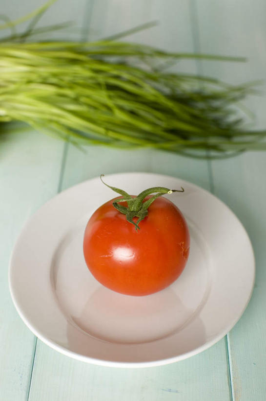 无人,竖图,俯视,室内,特写,白天,植物,餐桌,桌子,蔬菜,西红柿,餐具,一堆,许多,阴影,堆叠,堆积,新鲜,反射,木制,碟子,盘,影子,葱,食品,草药,药草,中药,食物,一个,红色,绿色,白色,自然,盘子,木制品,碟,摄影,有机食品,绿色食品,影棚,生长,单个,成长,餐台,堆,细香葱,香葱,药材,中草药,中药材,本草,番茄,彩图,高角度拍摄,影棚拍摄,拍摄