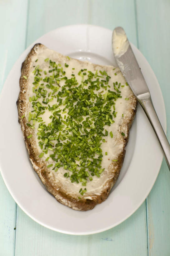 点心,面包,无人,竖图,俯视,室内,特写,白天,植物,餐桌,桌子,餐具,一把,一块,阴影,反射,木制,碟子,工具,盘,影子,葱,调味,香料,佐料,黄油,食品,面点,草药,药草,刀具,中药,食物,糕点,一个,绿色,白色,自然,盘子,木制品,碟,刀,摄影,影棚,生长,单个,成长,餐台,细香葱,香葱,配料,乳制品,白脱油,药材,中草药,刮刀,中药材,本草,作料,乳脂,彩图,高角度拍摄,影棚拍摄,拍摄