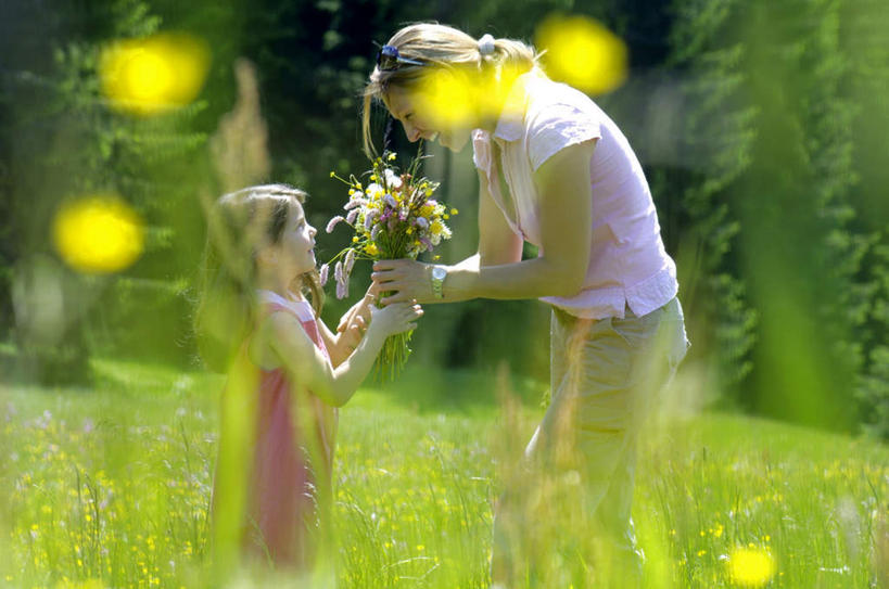 西方人,儿童,两个人,母亲,女儿,站,笑,微笑,露齿笑,横图,室外,白天,侧面,纯洁,草地,草坪,花海,花圃,植物,叶子,欧洲,欧洲人,握,阴影,朦胧,模糊,盛开,光线,影子,拿,花蕾,拿着,注视,休闲装,草,花,花瓣,花朵,鲜花,树,树木,小孩,绿色,阳光,自然,花丛,花束,花田,花苞,花蕊,观察,看,站着,休闲,母女,面对面,休闲服,可爱,母爱,童年,童趣,握着,生长,成长,观看,察看,关注,童真,烂漫,无邪,天真,女孩,女人,女性,中年女性,白种人,半身,彩图,女生