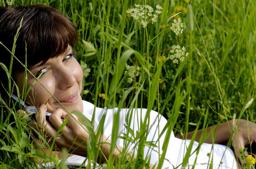 西方人,一个人,躺,笑,打电话,微笑,横图,室外,白天,侧面,草地,草坪,植物,电话,手机,欧洲,欧洲人,仅一个女性,仅一个人,握,阴影,光线,影子,拿,拿着,注视,休闲装,通讯设备,草,绿色,阳光,观察,看,仅一个中年女性,休闲,休闲服,握着,观看,察看,关注,卧着,交流,女人,女性,中年女性,白种人,沟通,躺着,通话,卧,半身,彩图