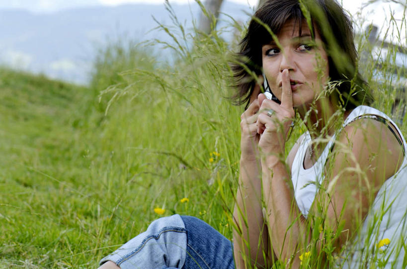 西方人,一个人,坐,打电话,横图,室外,白天,侧面,草地,草坪,植物,电话,手机,欧洲,欧洲人,仅一个女性,仅一个人,握,阴影,朦胧,模糊,光线,影子,拿,拿着,注视,休闲装,通讯设备,草,绿色,阳光,观察,看,仅一个中年女性,休闲,休闲服,握着,遮,观看,察看,遮挡,关注,遮盖,遮蔽,交流,女人,女性,中年女性,白种人,沟通,通话,坐着,半身,彩图