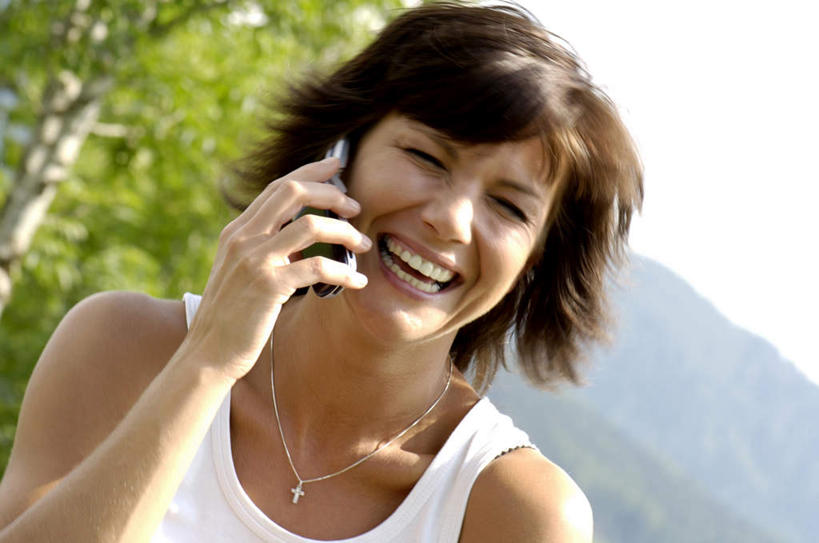 西方人,一个人,坐,笑,打电话,微笑,露齿笑,横图,室外,白天,正面,草地,草坪,植物,电话,手机,项链,欧洲,欧洲人,仅一个女性,仅一个人,一条,握,阴影,光线,影子,拿,拿着,注视,休闲装,通讯设备,装饰品,草,树,树木,绿色,阳光,自然,饰品,首饰,观察,看,仅一个中年女性,休闲,休闲服,握着,生长,成长,观看,察看,关注,交流,女人,女性,中年女性,白种人,沟通,通话,坐着,半身,彩图