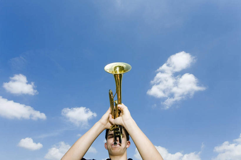 西方人,一个人,举,横图,室外,白天,仰视,欧洲,欧洲人,仅一个男性,仅一个人,握,云,云朵,乐器,铜管乐器,小号,拿,云彩,拿着,注视,休闲装,仅一个年轻男性,白云,蓝天,天空,天,吹,观察,看,托,休闲,休闲服,握着,观看,察看,关注,铜管,男人,男性,年轻男性,白种人,举起,举手,举着,向上举,向上伸,向上托,半身,彩图,低角度拍摄