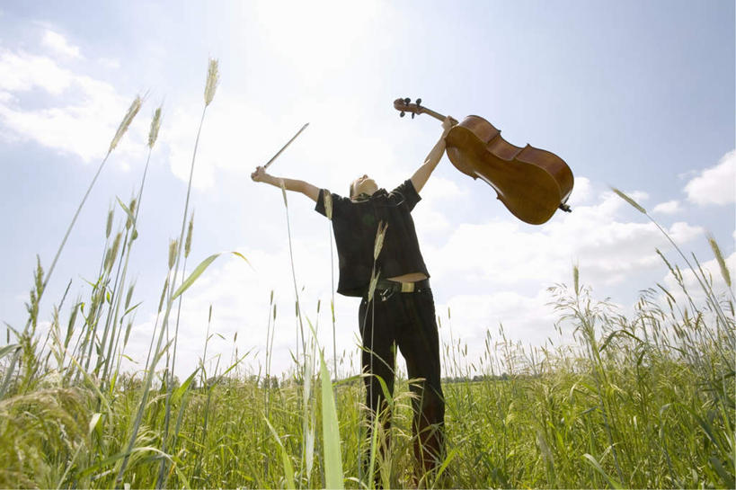 西方人,一个人,站,伸展双臂,横图,室外,白天,仰视,草地,草坪,植物,欧洲,欧洲人,仅一个男性,仅一个人,握,云,云朵,乐器,弦乐器,小提琴,拿,云彩,拎,拿着,注视,休闲装,草,仅一个年轻男性,绿色,白云,蓝天,天空,天,观察,看,站着,休闲,休闲服,握着,观看,察看,关注,弓拉弦乐器,弓拉弦鸣乐器,男人,男性,年轻男性,白种人,敞开双臂,伸开双臂,抬头,仰头,展开双肩,张开手臂,张开双臂,彩图,低角度拍摄,全身,拎着
