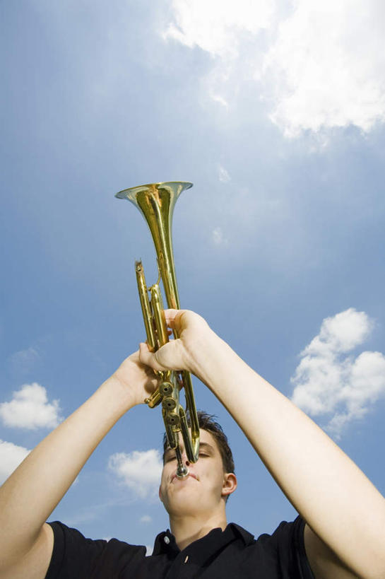 西方人,一个人,举,竖图,室外,白天,仰视,欧洲,欧洲人,仅一个男性,仅一个人,握,云,云朵,乐器,铜管乐器,小号,拿,云彩,拿着,注视,休闲装,仅一个年轻男性,白云,蓝天,天空,天,吹,观察,看,托,休闲,休闲服,握着,观看,察看,关注,铜管,男人,男性,年轻男性,白种人,举起,举手,举着,向上举,向上伸,向上托,半身,彩图,低角度拍摄