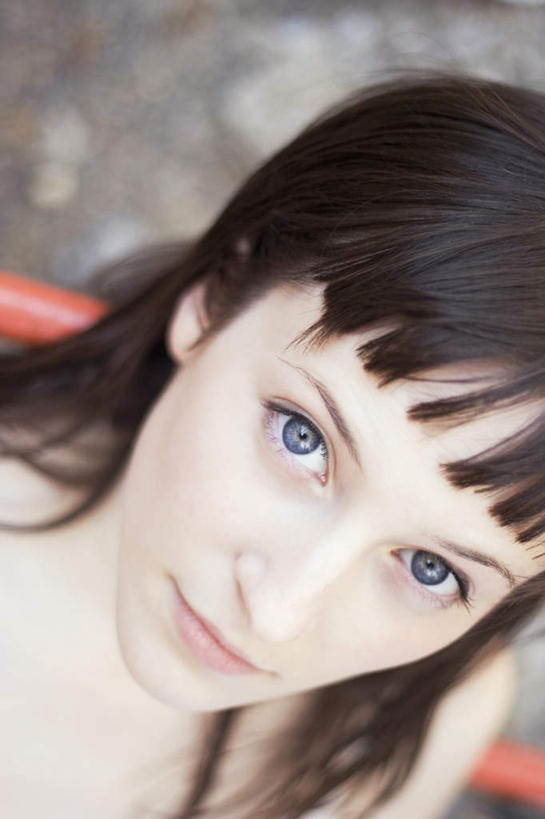 西方人,脸,头,脸颊,头发,一个人,竖图,俯视,室外,特写,白天,欧洲,欧洲人,仅一个年轻女性,仅一个女性,仅一个人,注视,肩膀,黑色,观察,看,观看,察看,关注,年轻女性,女人,女性,白种人,头部,长发,卷发,脸部,脸蛋,面部,抬头,仰头,半身,彩图,高角度拍摄