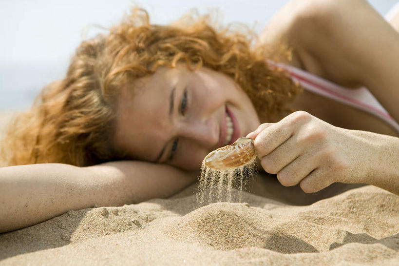 西方人,脸,头,脸颊,一个人,躺,笑,微笑,露齿笑,横图,室外,特写,白天,正面,泳装,比基尼,沙滩,贝壳,欧洲,欧洲人,仅一个年轻女性,仅一个女性,仅一个人,撑,握,阴影,光线,沙子,影子,海岸,沙地,拿,拿着,注视,肩膀,阳光,观察,看,握着,观看,察看,撑着,关注,卧着,年轻女性,女人,女性,白种人,头部,脸部,脸蛋,面部,贝类外壳,海螺壳,软体动物外壳,海滩,躺着,卧,半身,彩图,三点式,泳衣