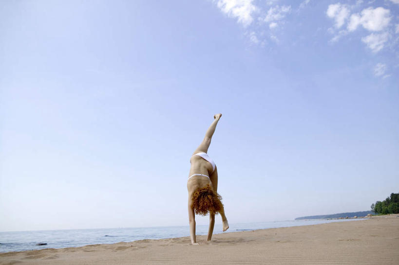 西方人,一个人,横图,室外,白天,正面,泳装,比基尼,海浪,海洋,沙滩,欧洲,欧洲人,仅一个年轻女性,仅一个女性,仅一个人,撑,倒立,沙子,海岸,浪花,水平线,云,云朵,辽阔,海平线,沙地,云彩,白云,蓝天,天空,海水,天,广阔,翻滚,一望无际,撑着,海景,无边无际,一马平川,年轻女性,女人,女性,白种人,大海,风浪,海,海水的波动,海滩,近岸浪,涌浪,彩图,全身,三点式,泳衣,水天相接,水天一线