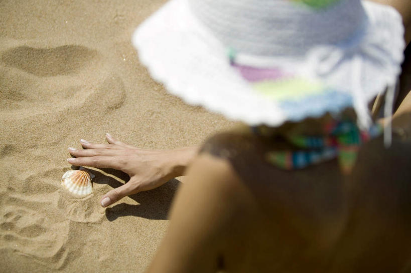 西方人,头,一个人,站,横图,俯视,室外,特写,白天,泳装,比基尼,沙滩,贝壳,帽子,欧洲,欧洲人,仅一个年轻女性,仅一个女性,仅一个人,戴,朦胧,模糊,草帽,沙子,海岸,沙地,站着,年轻女性,女人,女性,白种人,头部,贝类外壳,海螺壳,软体动物外壳,海滩,半身,彩图,高角度拍摄,三点式,泳衣