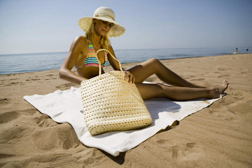 西方人,一个人,坐,横图,室外,白天,侧面,泳装,比基尼,海浪,海洋,沙滩,帽子,欧洲,欧洲人,仅一个年轻女性,仅一个女性,仅一个人,阴影,编织,光线,包,布,草帽,沙子,影子,海岸,浪花,水平线,辽阔,海平线,沙地,注视,蓝天,天空,阳光,海水,天,观察,看,广阔,观看,一望无际,寻找,察看,关注,海景,无边无际,一马平川,年轻女性,女人,女性,白种人,大海,风浪,海,海水的波动,海滩,近岸浪,涌浪,坐着,彩图,全身,三点式,泳衣,水天相接,水天一线