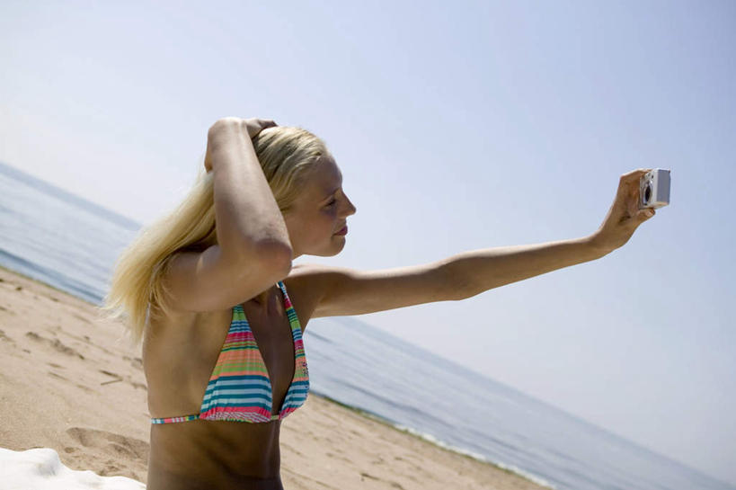 西方人,一个人,站,举,摸,横图,室外,白天,侧面,泳装,比基尼,海浪,海洋,沙滩,相机,欧洲,欧洲人,仅一个年轻女性,仅一个女性,仅一个人,抚摸,握,沙子,海岸,浪花,水平线,辽阔,海平线,沙地,拿,拿着,注视,拍照,蓝天,天空,海水,数码相机,天,观察,看,托,站着,广阔,握着,摄影,观看,一望无际,察看,关注,海景,无边无际,一马平川,年轻女性,女人,女性,白种人,照相机,大海,风浪,海,海水的波动,海滩,近岸浪,涌浪,触摸,接触,举起,举手,举着,向上举,向上伸,向上托,半身,彩图,三点式,泳衣,照相,水天相接,水天一线