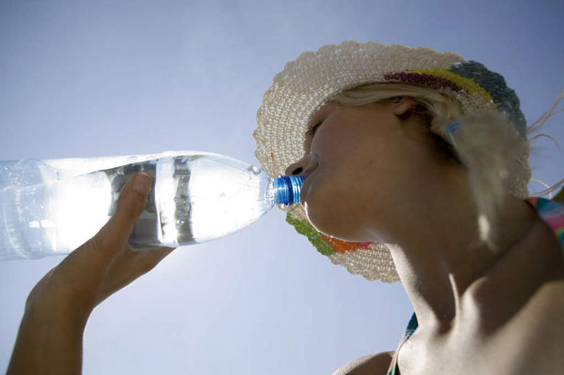 西方人,脸,头,脸颊,脖子,一个人,横图,室外,特写,白天,仰视,泳装,比基尼,水,帽子,欧洲,欧洲人,仅一个年轻女性,仅一个女性,仅一个人,戴,喝,握,阴影,光线,草帽,影子,拿,拿着,注视,肩膀,蓝色,蓝天,天空,阳光,瓶子,天,观察,看,握着,晴朗,观看,察看,关注,万里无云,年轻女性,女人,女性,白种人,头部,脖,颈,颈部,脸部,脸蛋,面部,晴空,晴空万里,半身,彩图,低角度拍摄,三点式,泳衣