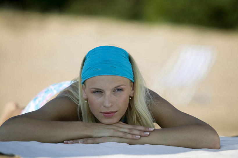 西方人,一个人,横图,室外,白天,正面,泳装,比基尼,沙滩,欧洲,欧洲人,仅一个年轻女性,仅一个女性,仅一个人,阴影,朦胧,模糊,光线,布,沙子,影子,海岸,沙地,注视,发带,阳光,观察,看,趴着,观看,察看,关注,年轻女性,女人,女性,白种人,海滩,趴,半身,彩图,三点式,泳衣