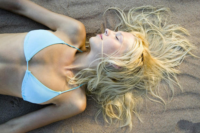 西方人,一个人,躺,闭眼,睡,横图,俯视,室外,白天,泳装,比基尼,沙滩,欧洲,欧洲人,仅一个年轻女性,仅一个女性,仅一个人,沙子,海岸,沙地,年轻女性,女人,女性,白种人,海滩,闭眼睛,闭着眼,闭着眼睛,困,困觉,寝息,睡觉,躺着,半身,彩图,高角度拍摄,三点式,泳衣