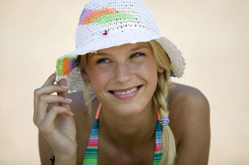 西方人,脸,头,脸颊,一个人,笑,微笑,露齿笑,横图,室外,特写,白天,正面,沙滩,帽子,欧洲,欧洲人,仅一个年轻女性,仅一个女性,仅一个人,撑,戴,阴影,朦胧,模糊,光线,草帽,沙子,影子,海岸,沙地,注视,休闲装,肩膀,阳光,观察,看,趴着,休闲,休闲服,观看,察看,撑着,关注,年轻女性,女人,女性,白种人,头部,脸部,脸蛋,面部,海滩,趴,半身,彩图