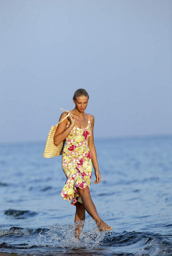 西方人,一个人,走,竖图,室外,白天,正面,海浪,海洋,欧洲,欧洲人,仅一个年轻女性,仅一个女性,仅一个人,握,阴影,朦胧,模糊,光线,包,影子,浪花,水平线,辽阔,海平线,拿,拎,拿着,休闲装,蓝色,蓝天,天空,阳光,海水,编织包,天,休闲,广阔,休闲服,握着,晴朗,一望无际,海景,万里无云,无边无际,一马平川,年轻女性,女人,女性,白种人,大海,风浪,海,海水的波动,近岸浪,涌浪,晴空,晴空万里,步行,散步,走路,彩图,全身,水天相接,水天一线,拎着