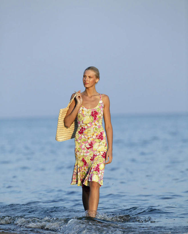 西方人,一个人,走,竖图,室外,白天,正面,海浪,海洋,欧洲,欧洲人,仅一个年轻女性,仅一个女性,仅一个人,握,阴影,朦胧,模糊,光线,包,影子,浪花,水平线,辽阔,海平线,拿,拎,拿着,休闲装,蓝色,蓝天,天空,阳光,海水,编织包,天,休闲,广阔,休闲服,握着,晴朗,一望无际,海景,万里无云,无边无际,一马平川,年轻女性,女人,女性,白种人,大海,风浪,海,海水的波动,近岸浪,涌浪,晴空,晴空万里,步行,散步,走路,彩图,全身,水天相接,水天一线,拎着