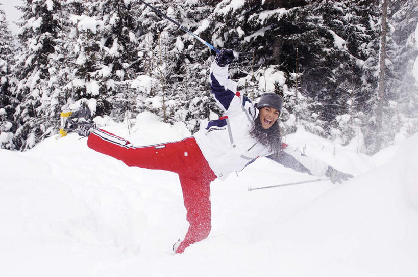 西方人,一个人,站,笑,微笑,露齿笑,横图,室外,白天,正面,锻炼,运动,树林,雪,植物,大雪,松树,欧洲,欧洲人,仅一个女性,仅一个人,撑,抬,服装,滑雪,工具,器材,积雪,雪景,冬天,注视,休闲装,运动器械,树,树木,衣服,绿色,自然,观察,看,站着,仅一个中年女性,休闲,休闲服,器械,健身器械,服饰,生长,成长,拐杖,观看,滑雪杖,察看,撑着,关注,健身器材,滑雪装备,辅助设备,体育,女人,女性,中年女性,白种人,彩图,全身,健身,运动器材