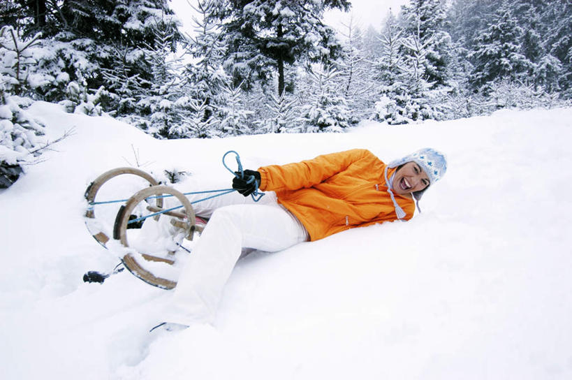 西方人,一个人,躺,拉,笑,微笑,露齿笑,横图,室外,白天,正面,锻炼,运动,树林,雪,植物,大雪,松树,欧洲,欧洲人,仅一个女性,仅一个人,服装,积雪,雪景,冬天,注视,休闲装,树,树木,衣服,绿色,自然,绳子,观察,看,仅一个中年女性,休闲,休闲服,服饰,生长,成长,观看,雪橇,察看,关注,卧着,体育,女人,女性,中年女性,白种人,躺着,卧,彩图,全身,健身