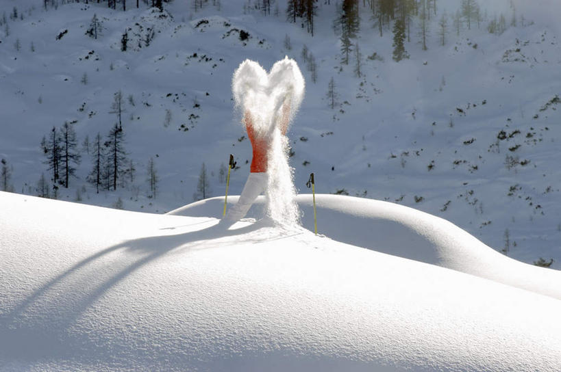 西方人,一个人,站,投,横图,室外,白天,正面,锻炼,运动,雪,大雪,欧洲,欧洲人,仅一个女性,仅一个人,阴影,服装,光线,滑雪,影子,积雪,雪景,冬天,注视,休闲装,衣服,阳光,观察,看,站着,仅一个中年女性,休闲,休闲服,服饰,观看,滑雪杖,察看,关注,体育,女人,女性,中年女性,白种人,抛,扔,撒,掷,半身,彩图,健身