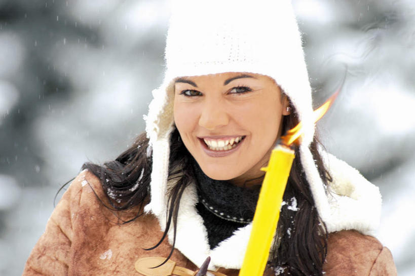 西方人,脸,头,脸颊,一个人,笑,微笑,露齿笑,横图,室外,特写,白天,正面,雪,大雪,蜡烛,帽子,欧洲,欧洲人,仅一个女性,仅一个人,戴,握,服装,朦胧,模糊,积雪,雪景,冬季,冬天,拿,拿着,注视,休闲装,肩膀,衣服,观察,看,仅一个中年女性,休闲,休闲服,寒冷,握着,服饰,观看,察看,关注,编织帽,严寒,女人,女性,中年女性,白种人,头部,脸部,脸蛋,面部,半身,彩图