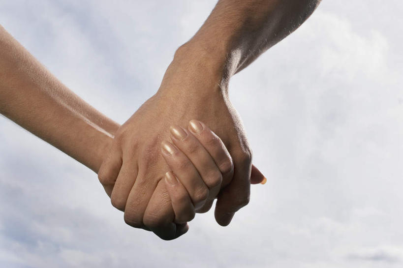 西方人,两个人,握手,横图,室外,特写,白天,仰视,爱情,欧洲,欧洲人,云,云朵,浪漫,云彩,蓝色,白云,蓝天,天空,天,温暖,温馨,恩爱,恋人,晴朗,和睦,男人,男性,年轻男性,年轻女性,女人,女性,白种人,情侣,晴空,搀手,拉手,手拉手,手握手,半身,彩图,低角度拍摄,伴侣,融洽