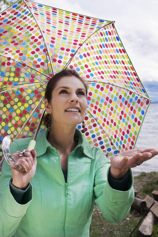 西方人,一个人,举,笑,微笑,露齿笑,竖图,室外,白天,正面,欧洲,欧洲人,仅一个年轻女性,仅一个女性,仅一个人,握,服装,伞,雨伞,云,云朵,拿,云彩,拿着,注视,休闲装,衣服,白云,蓝天,天空,天,观察,看,伸,托,休闲,休闲服,握着,服饰,观看,察看,关注,年轻女性,女人,女性,白种人,举起,举手,举着,向上举,向上伸,向上托,半身,彩图