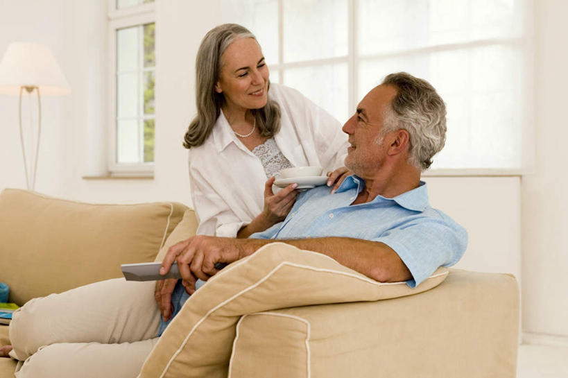 西方人,两个人,夫妻,坐,笑,微笑,露齿笑,横图,室内,白天,正面,爱情,窗户,窗帘,靠垫,沙发,杯子,欧洲,欧洲人,握,服装,瓷器,灯光,咖啡杯,靠枕,陶瓷制品,浪漫,拿,拿着,注视,休闲装,玻璃窗,灯,衣服,灯具,垫子,落地灯,遥控器,枕头,观察,看,靠,靠着,休闲,休闲服,恩爱,握着,恋人,服饰,观看,对视,察看,照明设备,关注,瓷杯,布艺沙发,老年男性,老年女性,男人,男性,女人,女性,白种人,情侣,坐着,半身,彩图,伴侣