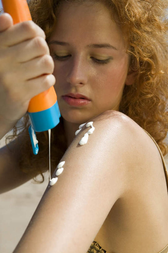 西方人,一个人,竖图,室外,白天,正面,泳装,比基尼,化妆,美容,欧洲,欧洲人,仅一个年轻女性,仅一个女性,仅一个人,护肤,握,美白,挤,拿,拿着,注视,化妆品,低头,观察,看,清洁,保养,享受,休闲,放松,去角质,握着,保健,观看,保湿,察看,滋润,防晒霜,护肤品,化妆用品,关注,去死皮,护肤用品,舒缓,养颜,去污,控油,紧肤,嫩肤,祛痘,去痘,祛角质,抗衰,再生,增白,补水,祛斑,抗皱,防皱,除皱,去皱,年轻女性,女人,女性,白种人,半身,彩图,三点式,泳衣