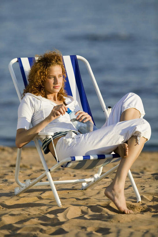 西方人,一个人,坐,竖图,室外,白天,正面,海浪,海洋,沙滩,椅子,欧洲,欧洲人,仅一个年轻女性,仅一个女性,仅一个人,拧,握,阴影,光线,沙子,影子,海岸,浪花,沙地,拿,拿着,注视,休闲装,阳光,海水,瓶子,观察,看,休闲,休闲服,握着,观看,察看,关注,海景,拧开,折叠椅,年轻女性,女人,女性,白种人,大海,风浪,海,海水的波动,海滩,近岸浪,涌浪,坐着,彩图,全身