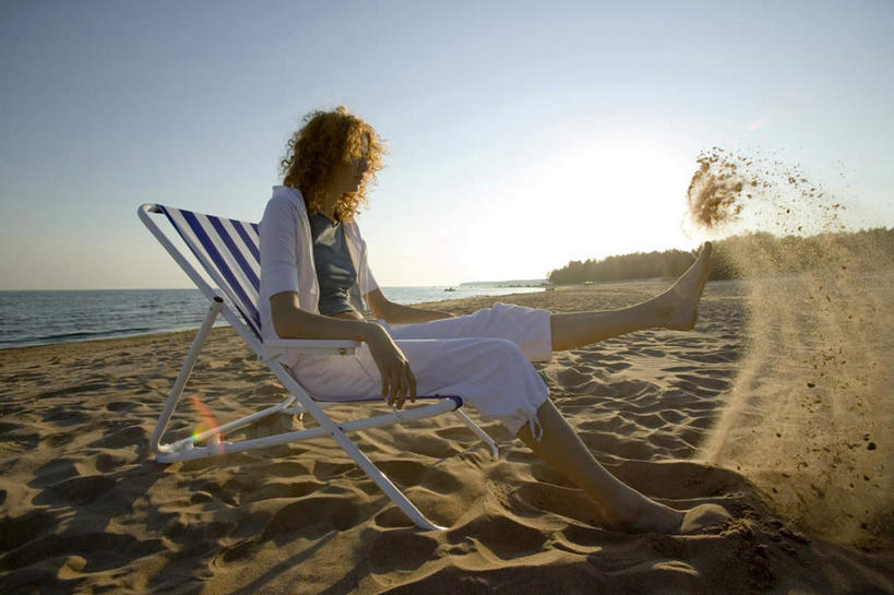 西方人,一个人,坐,横图,室外,白天,侧面,海浪,海洋,沙滩,椅子,欧洲,欧洲人,仅一个年轻女性,仅一个女性,仅一个人,撑,踢,阴影,光线,沙子,影子,海岸,浪花,沙地,注视,休闲装,蓝色,蓝天,天空,阳光,海水,天,观察,看,休闲,休闲服,晴朗,观看,察看,撑着,关注,海景,折叠椅,万里无云,年轻女性,女人,女性,白种人,大海,风浪,海,海水的波动,海滩,近岸浪,涌浪,晴空,晴空万里,坐着,彩图,全身