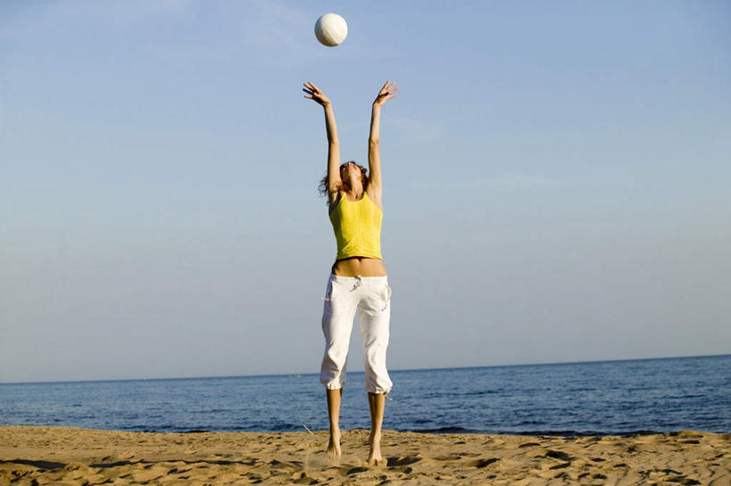 西方人,一个人,站,投,举,横图,室外,白天,正面,锻炼,运动,排球,海浪,海洋,沙滩,欧洲,欧洲人,仅一个年轻女性,仅一个女性,仅一个人,阴影,光线,沙子,影子,海岸,浪花,水平线,辽阔,海平线,沙地,注视,休闲装,蓝色,蓝天,天空,阳光,海水,天,观察,看,托,站着,休闲,广阔,休闲服,晴朗,观看,一望无际,察看,关注,海景,万里无云,无边无际,一马平川,体育,年轻女性,女人,女性,白种人,大海,风浪,海,海水的波动,海滩,近岸浪,涌浪,晴空,晴空万里,举起,举手,举着,抛,扔,抬头,向上举,向上伸,向上托,仰头,掷,彩图,全身,健身,水天相接,水天一线