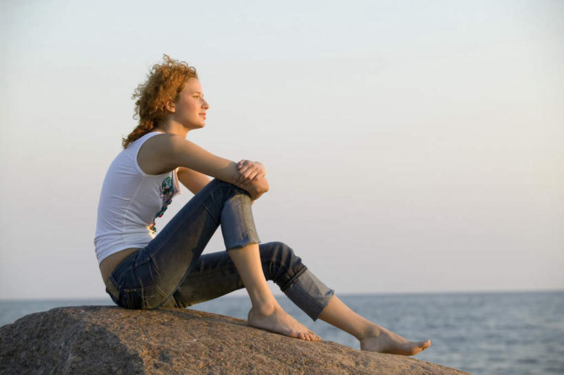 西方人,一个人,坐,横图,室外,白天,侧面,海浪,海洋,礁石,石头,沙滩,欧洲,欧洲人,仅一个年轻女性,仅一个女性,仅一个人,阴影,光线,沙子,影子,海岸,浪花,水平线,辽阔,海平线,沙地,注视,休闲装,蓝色,蓝天,天空,阳光,海水,天,观察,看,休闲,广阔,休闲服,晴朗,抱膝,观看,一望无际,察看,关注,海景,万里无云,无边无际,一马平川,年轻女性,女人,女性,白种人,大海,风浪,海,海水的波动,海滩,近岸浪,岩石,涌浪,晴空,晴空万里,屈膝,坐着,彩图,全身,水天相接,水天一线