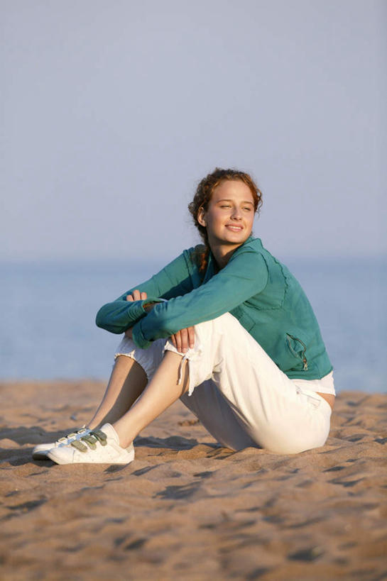 西方人,一个人,坐,抱,竖图,室外,白天,侧面,海浪,海洋,沙滩,欧洲,欧洲人,仅一个年轻女性,仅一个女性,仅一个人,阴影,朦胧,模糊,光线,沙子,影子,海岸,浪花,水平线,辽阔,海平线,沙地,注视,休闲装,蓝色,蓝天,天空,阳光,海水,天,观察,回头,看,休闲,广阔,休闲服,晴朗,抱着,观看,一望无际,察看,关注,海景,万里无云,无边无际,一马平川,年轻女性,女人,女性,白种人,大海,风浪,海,海水的波动,海滩,近岸浪,涌浪,晴空,晴空万里,屈膝,坐着,彩图,全身,水天相接,水天一线