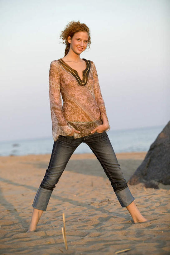 西方人,一个人,站,笑,微笑,露齿笑,竖图,室外,白天,正面,沙滩,欧洲,欧洲人,仅一个年轻女性,仅一个女性,仅一个人,阴影,朦胧,模糊,光线,沙子,影子,海岸,沙地,注视,休闲装,蓝色,蓝天,天空,阳光,天,观察,看,站着,休闲,休闲服,晴朗,观看,察看,关注,万里无云,年轻女性,女人,女性,白种人,海滩,晴空,晴空万里,插兜,两手抄兜,两手放兜,手插兜,手放口袋,彩图,全身