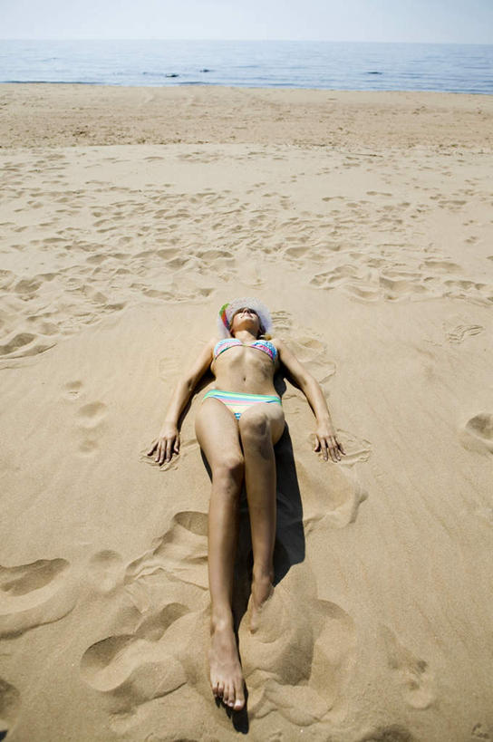 西方人,一个人,躺,竖图,俯视,室外,白天,泳装,比基尼,海浪,海洋,沙滩,帽子,欧洲,欧洲人,仅一个年轻女性,仅一个女性,仅一个人,戴,草帽,沙子,海岸,浪花,水平线,辽阔,海平线,沙地,海水,广阔,一望无际,海景,无边无际,一马平川,年轻女性,女人,女性,白种人,大海,风浪,海,海水的波动,海滩,近岸浪,涌浪,躺着,彩图,高角度拍摄,全身,三点式,泳衣,水天相接,水天一线