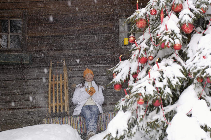 西方人,一个人,木屋,坐,笑,微笑,露齿笑,横图,室外,白天,正面,毛衣,雪,植物,大雪,松树,杯子,帽子,欧洲,圣诞节,欧洲人,仅一个年轻女性,仅一个女性,仅一个人,戴,握,节日,庆祝,装饰,积雪,雪景,冬天,圣诞树,拿,拿着,注视,文化,树,树木,绿色,自然,观察,看,庆典,握着,生长,成长,观看,纪念,察看,关注,线衫,编织帽,年轻女性,女人,女性,白种人,抬头,仰头,坐着,彩图,全身,绒衣,套衫,套头毛衣,线衣,茅舍,茅屋,棚屋,小木屋,小屋