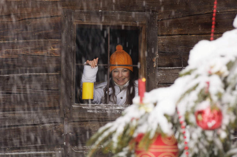 西方人,一个人,木屋,笑,微笑,露齿笑,横图,室外,白天,正面,雪,植物,大雪,窗户,松树,蜡烛,帽子,欧洲,圣诞节,欧洲人,仅一个年轻女性,仅一个女性,仅一个人,戴,服装,节日,朦胧,模糊,庆祝,装饰,积雪,雪景,冬天,圣诞树,注视,休闲装,文化,玻璃窗,树,树木,衣服,绿色,自然,扶,观察,看,庆典,休闲,休闲服,服饰,生长,成长,观看,纪念,察看,扶着,关注,编织帽,年轻女性,女人,女性,白种人,半身,彩图,茅舍,茅屋,棚屋,小木屋,小屋