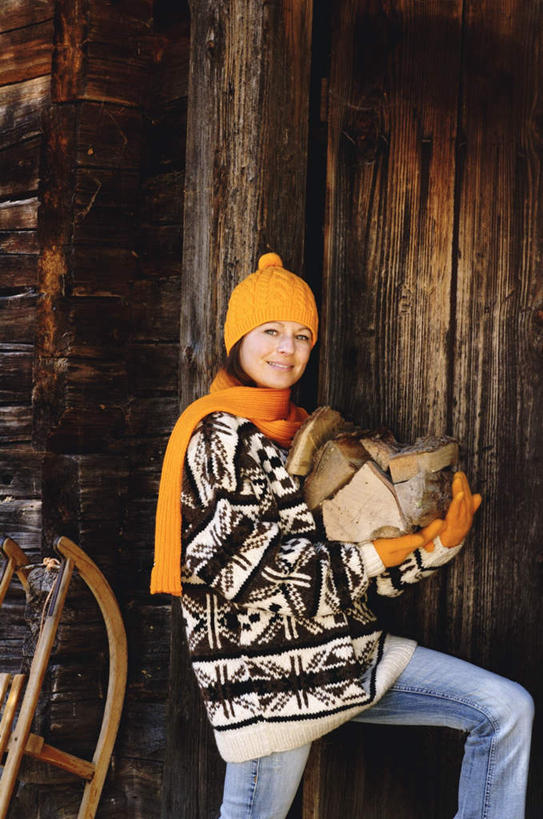 西方人,一个人,木屋,站,捧,笑,微笑,露齿笑,竖图,室外,白天,侧面,毛衣,帽子,欧洲,欧洲人,仅一个年轻女性,仅一个女性,仅一个人,戴,木头,注视,木柴,手套,观察,看,站着,观看,雪橇,察看,关注,线衫,编织帽,年轻女性,女人,女性,白种人,端,端着,捧着,手捧,半身,彩图,绒衣,套衫,套头毛衣,线衣,茅舍,茅屋,棚屋,小木屋,小屋,柴火