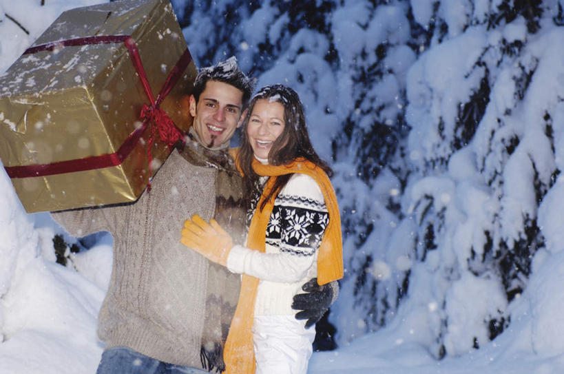 西方人,两个人,夫妻,站,抱,笑,微笑,露齿笑,横图,室外,白天,正面,毛衣,爱情,雪,植物,大雪,松树,礼盒,礼物,欧洲,圣诞节,欧洲人,戴,节日,庆祝,纸盒,积雪,雪景,冬天,浪漫,注视,文化,盒子,树,树木,绿色,自然,包装盒,手套,围巾,礼品盒,观察,看,扛,站着,庆典,恩爱,恋人,礼品,生长,成长,抱着,观看,纪念,察看,搂着,关注,线衫,扛在肩上,骑在肩上,男人,男性,年轻男性,年轻女性,女人,女性,白种人,情侣,怀抱,搂,搂抱,相抱,拥抱,半身,彩图,绒衣,套衫,套头毛衣,线衣,伴侣