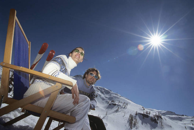 西方人,两个人,夫妻,坐,笑,微笑,露齿笑,横图,室外,白天,仰视,爱情,山,山脉,太阳,雪,雪山,大雪,椅子,欧洲,欧洲人,撑,戴,阴影,光线,墨镜,眼镜,影子,积雪,山峰,雪景,冬天,山峦,浪漫,注视,蓝天,天空,阳光,太阳镜,太阳眼镜,群山,天,观察,看,遮阳镜,恩爱,恋人,观看,滑雪板,察看,撑着,关注,折叠椅,男人,男性,年轻男性,年轻女性,女人,女性,白种人,情侣,坐着,半身,彩图,低角度拍摄,伴侣