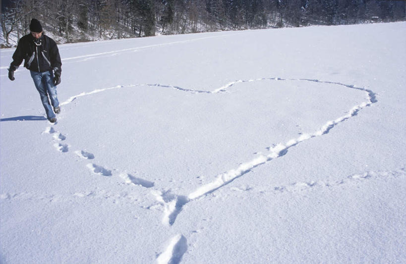 西方人,一个人,走,横图,俯视,室外,白天,爱情,雪,大雪,帽子,欧洲,欧洲人,仅一个男性,仅一个人,戴,脚印,阴影,服装,爱心,光线,影子,积雪,雪景,冬天,浪漫,注视,休闲装,仅一个年轻男性,衣服,阳光,手套,围巾,低头,观察,看,休闲,温暖,温馨,心形,休闲服,恩爱,服饰,观看,足迹,和睦,察看,关注,男人,男性,年轻男性,白种人,心型,步行,散步,走路,彩图,高角度拍摄,全身,融洽