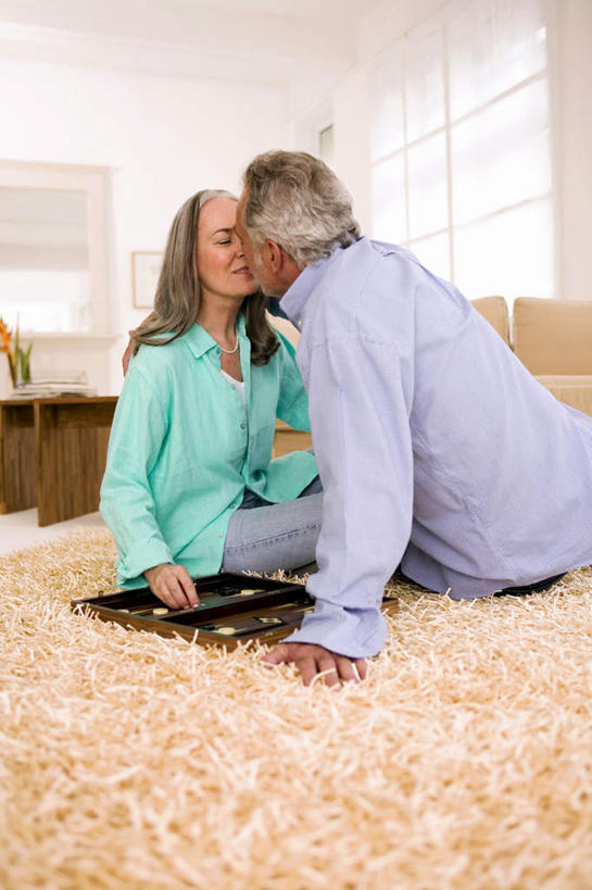 西方人,老年人,背部,头发,两个人,家庭,夫妻,客厅,坐,吻,竖图,室内,白天,正面,爱情,游戏,快乐,赌博,贪欲,比赛,竞争,窗户,地毯,落地窗,沙发,欧洲,欧洲人,服装,装饰,编织,手工艺品,织物,浪漫,玩,茶几,注视,娱乐,刺激,玻璃窗,衣服,白色,工艺品,观察,看,休闲,温暖,温馨,一家人,棋盘,恩爱,恋人,服饰,观看,活动,华丽,修饰,点缀,和睦,察看,起居室,衣着,穿着,发泄,关注,消遣,智力,双陆棋,投机,侥幸,欲望,宣泄,衬托,美观,雅致,雅观,衣饰,双陆,老年男性,老年女性,男人,男性,女人,女性,白种人,夫妇,情侣,接吻,亲,亲吻,亲嘴,玩耍,嬉戏,坐着,半身,彩图,伴侣,融洽,胜负,输赢,皮沙发